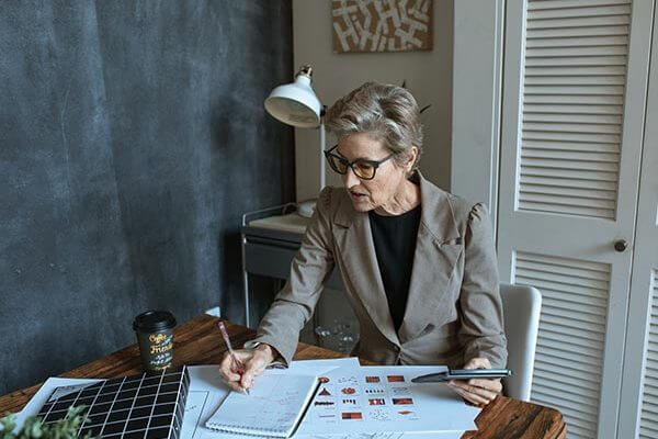 business-woman-accounts