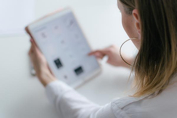 woman-using-ipad