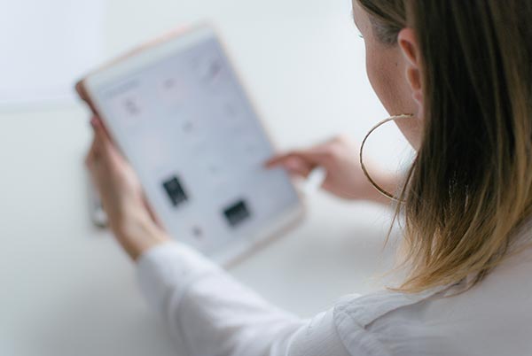 woman-using-ipad
